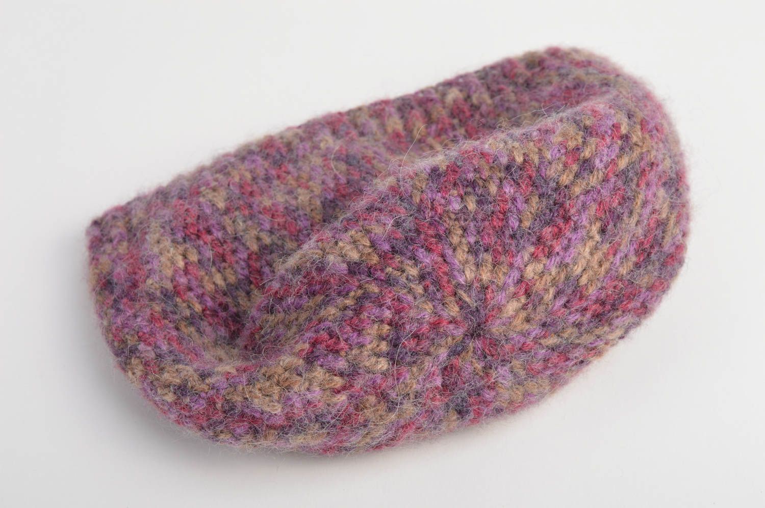 Темная шапка вязаная из ангоры ручной работы с бантиком для девочки фиолетовая фото 4