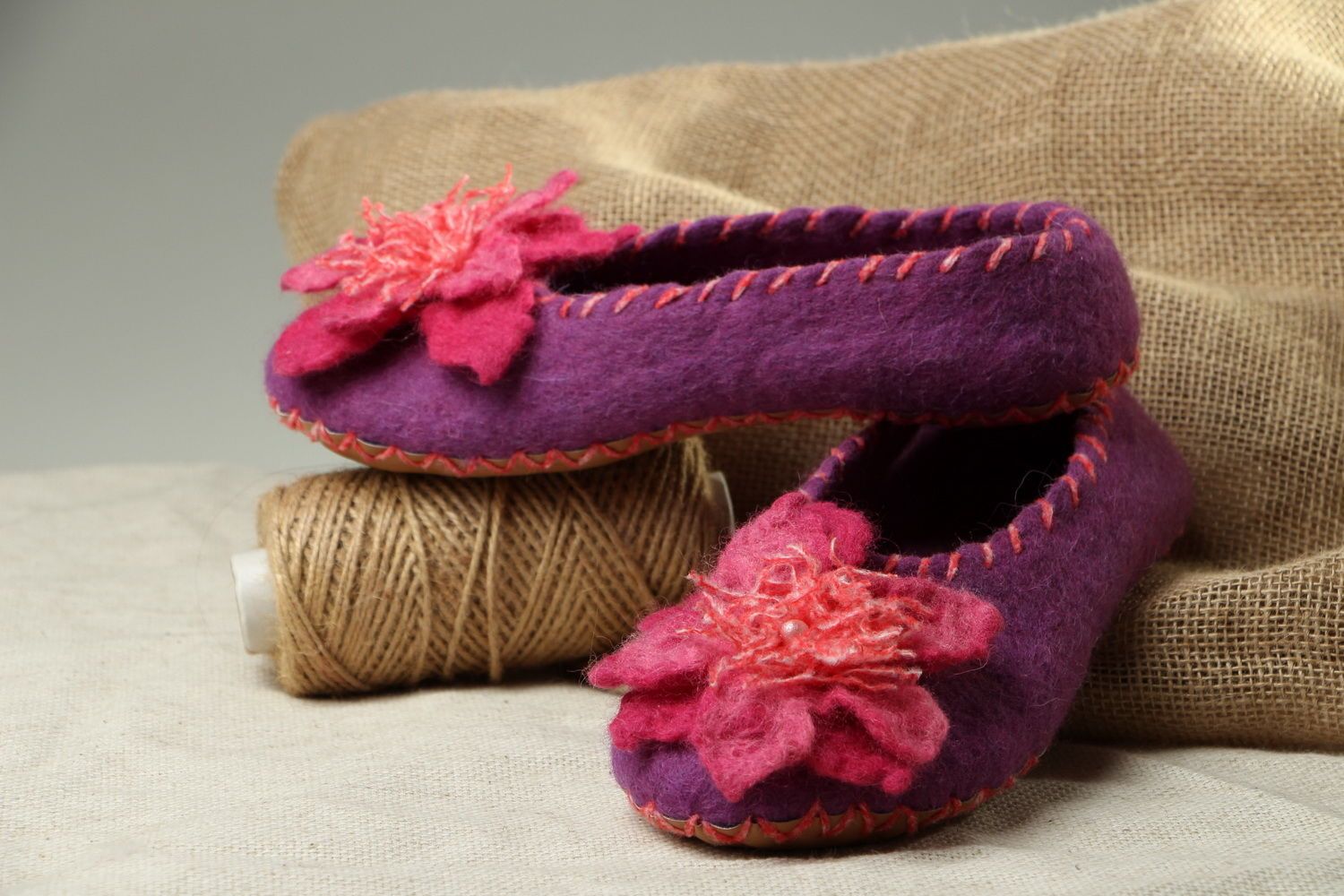 Pantoufles en laine violettes avec fleurs photo 1