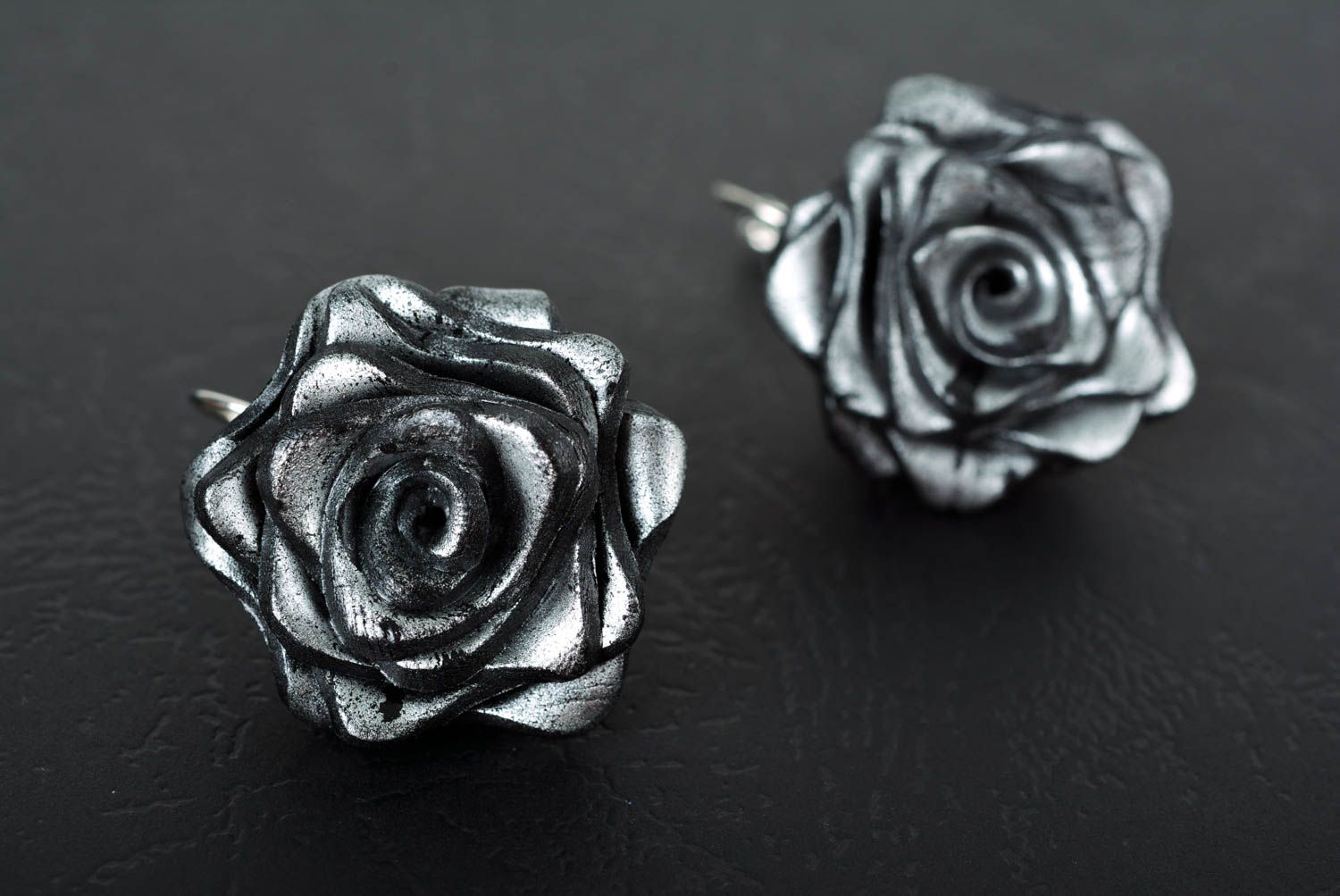 Orecchini belli in argilla polimerica fatti a mano accessorio rose nere foto 5