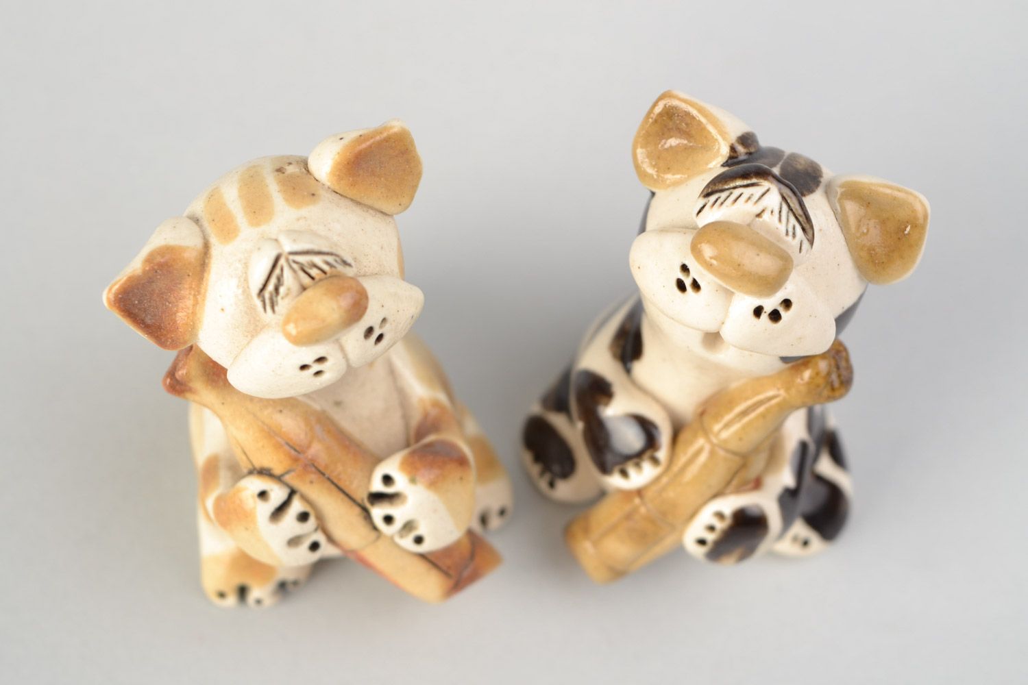 Künstler handmade Deko Figuren aus Ton mit Glasur bemalt Katzen mit Wurst 2 Stück  foto 3
