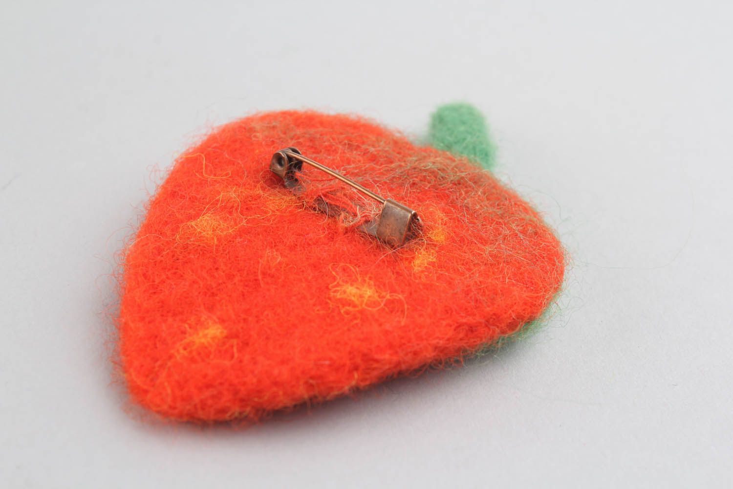 Brooch made ​​of wool using the technique of dry felting photo 4