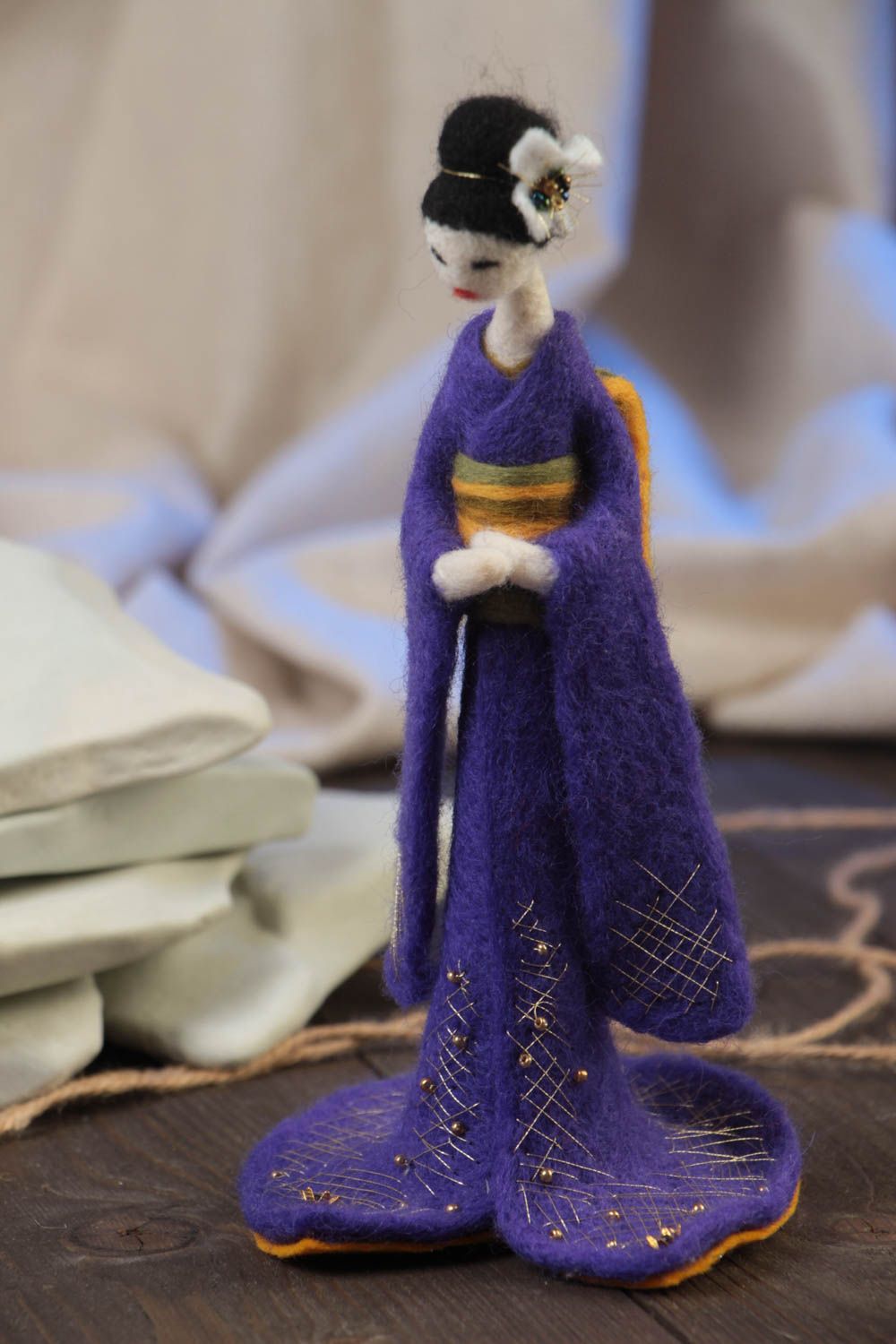 Handgemachte Figurine aus Wolle in Trockenfilzen Technik kleine Geisha für Haus foto 1