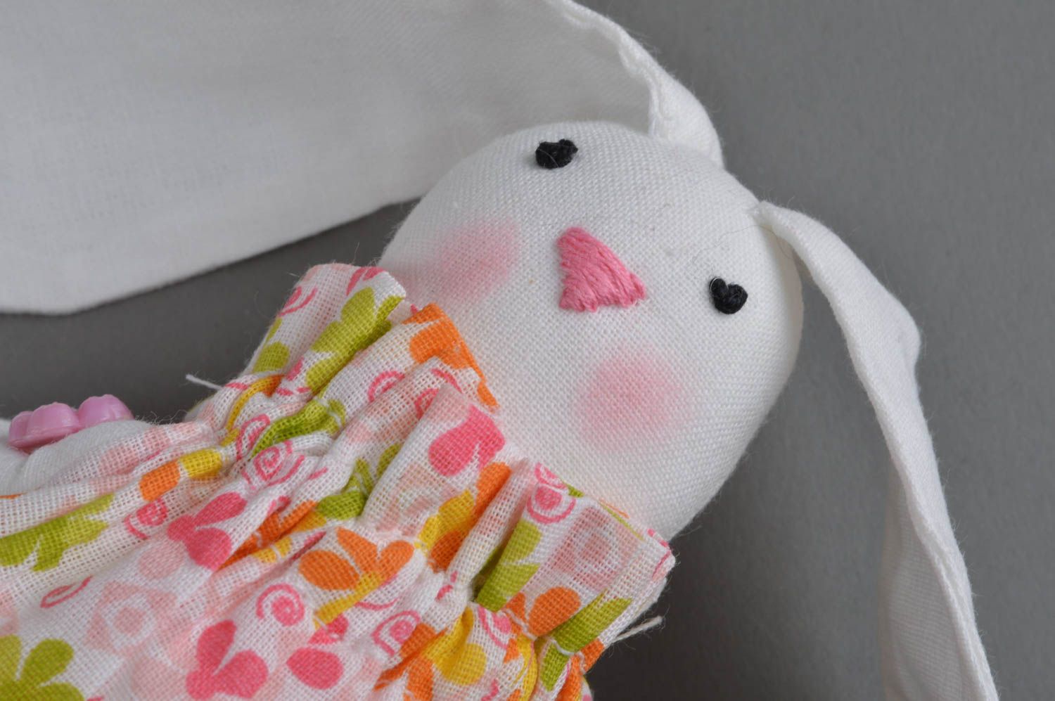 Милая красивая текстильная игрушка заяц с длинными ушами для детей и декора фото 3