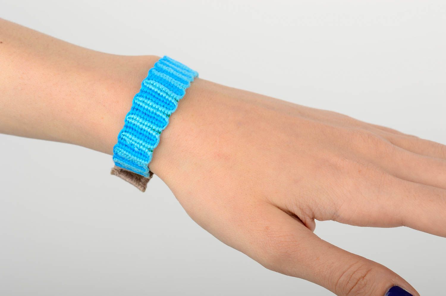 Модный браслет ручной работы браслет макраме голубой красивый аксессуар макраме фото 5