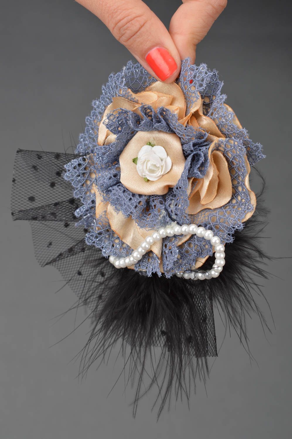 Originelle handmade Brosche Haarspange Blume mit Spitze und Kunstperlen für Dame foto 3