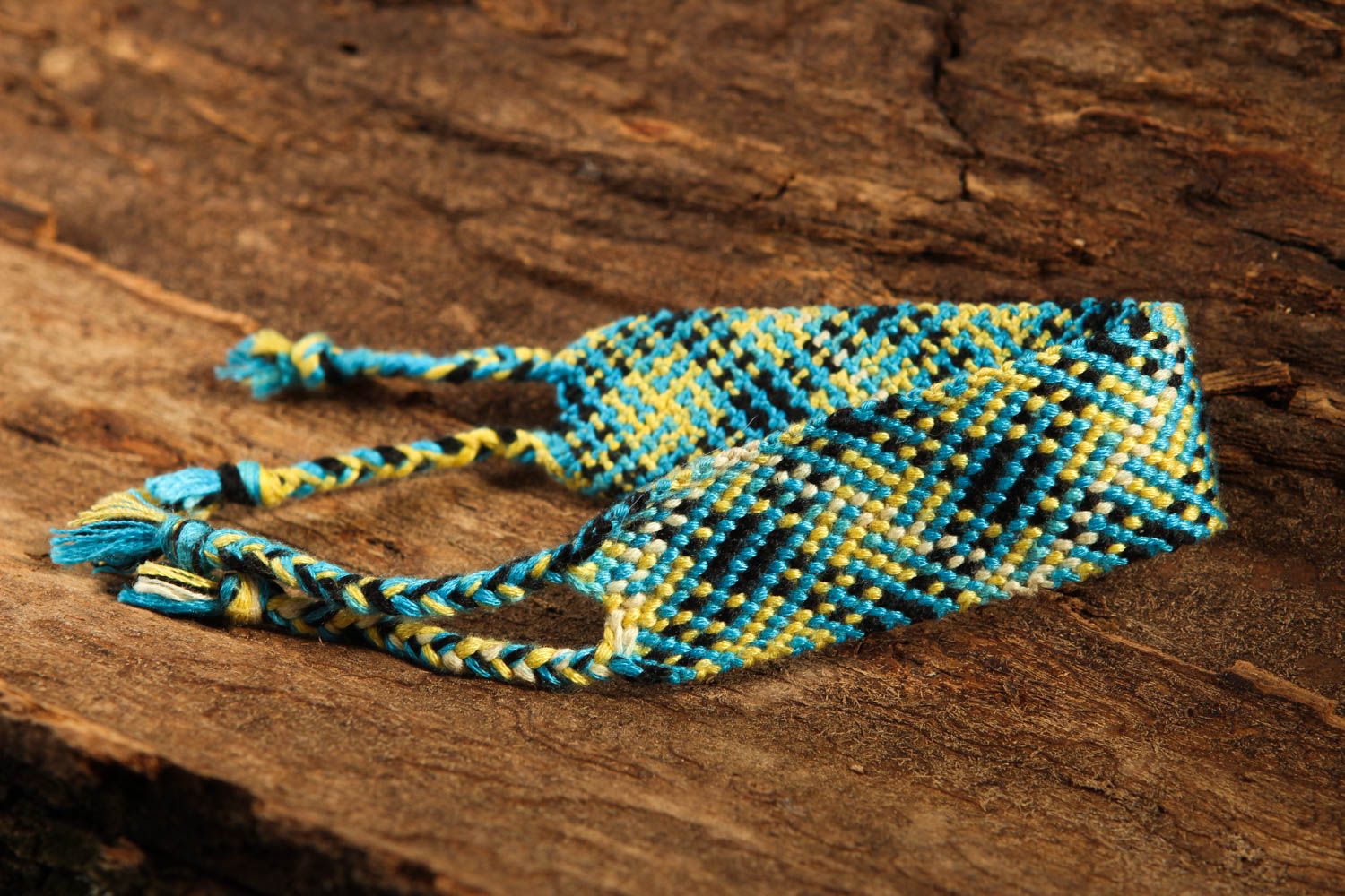 Украшение ручной работы браслет из ниток желто голубой плетеный браслет фото 1