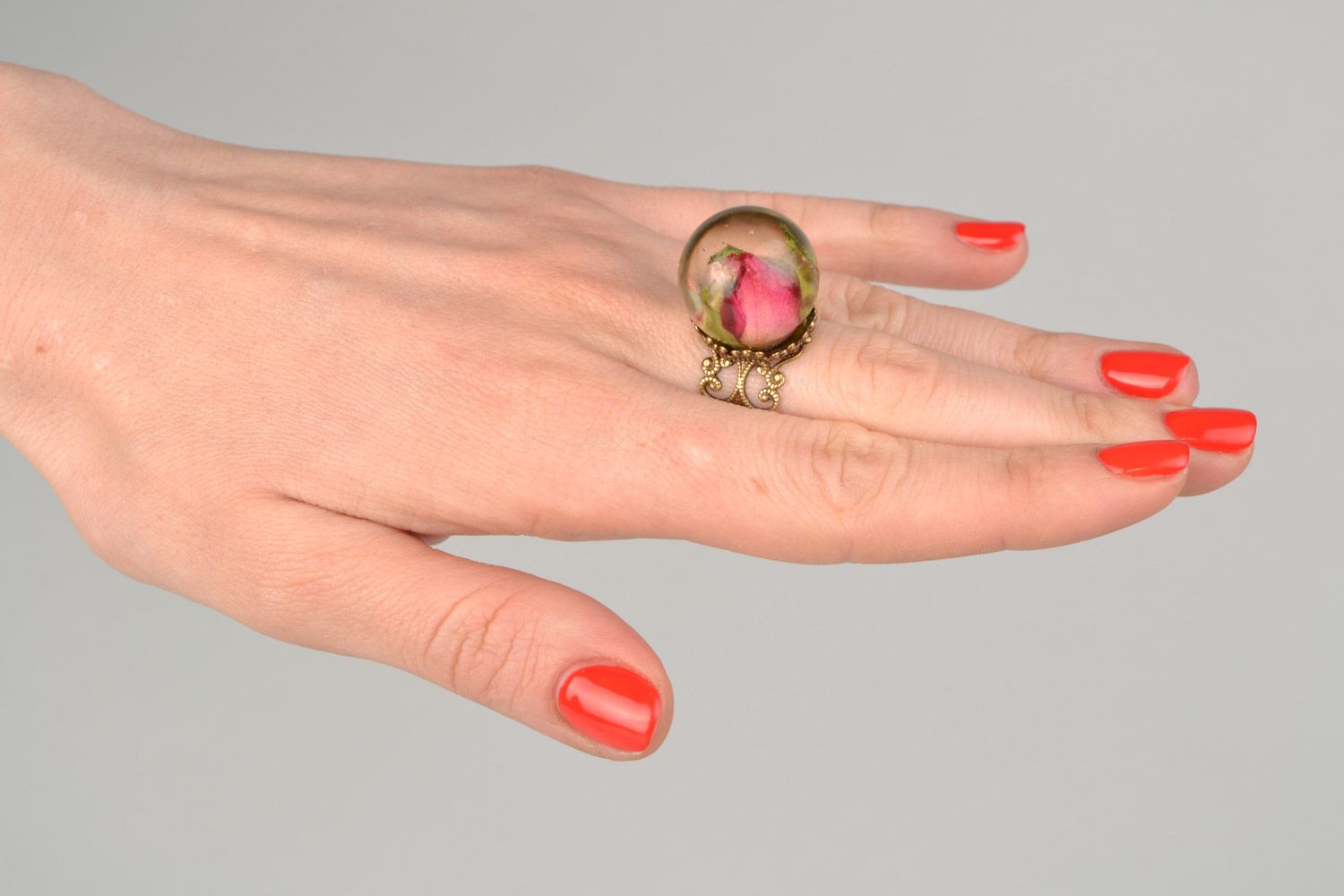 Перстень с живыми цветами в эпоксидной смоле и красивой фурнитурой хэнд мэйд фото 2
