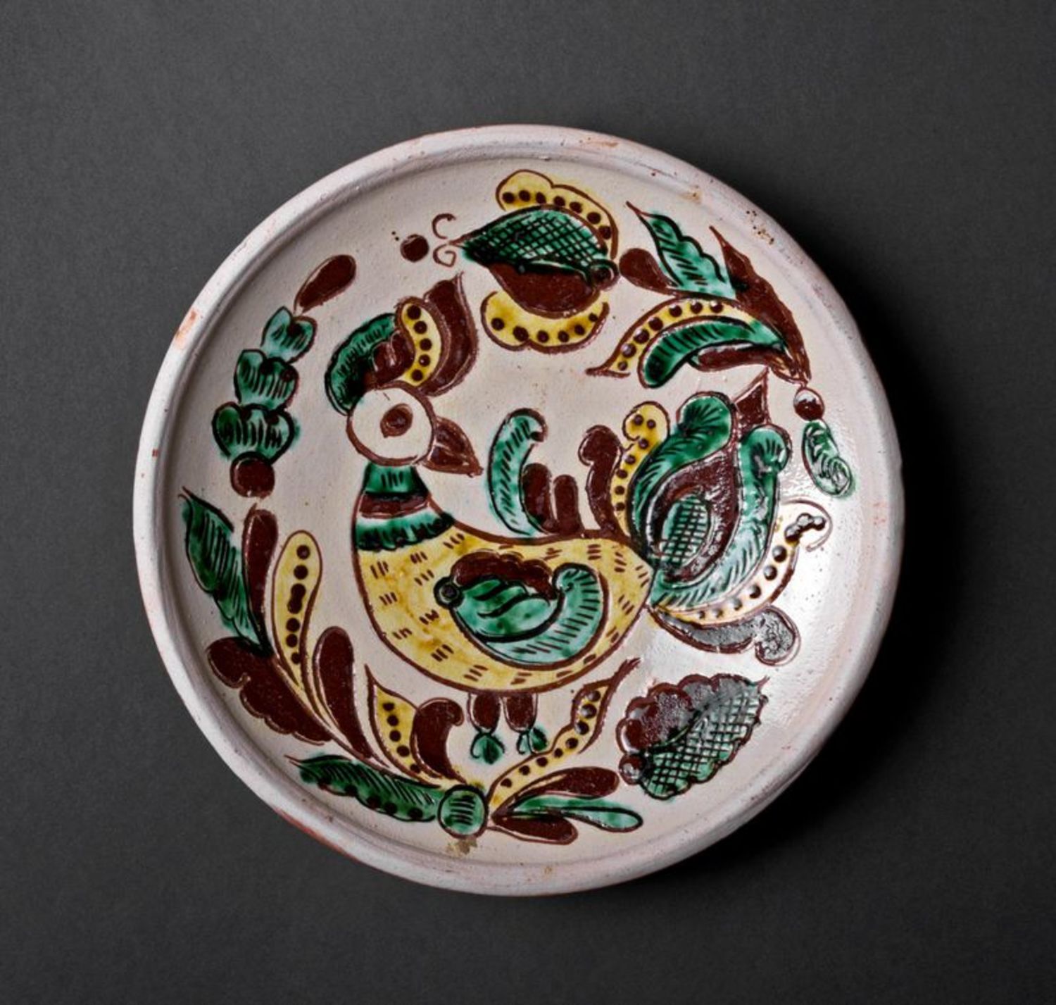 Keramik-Teller auf dem Ständer foto 4