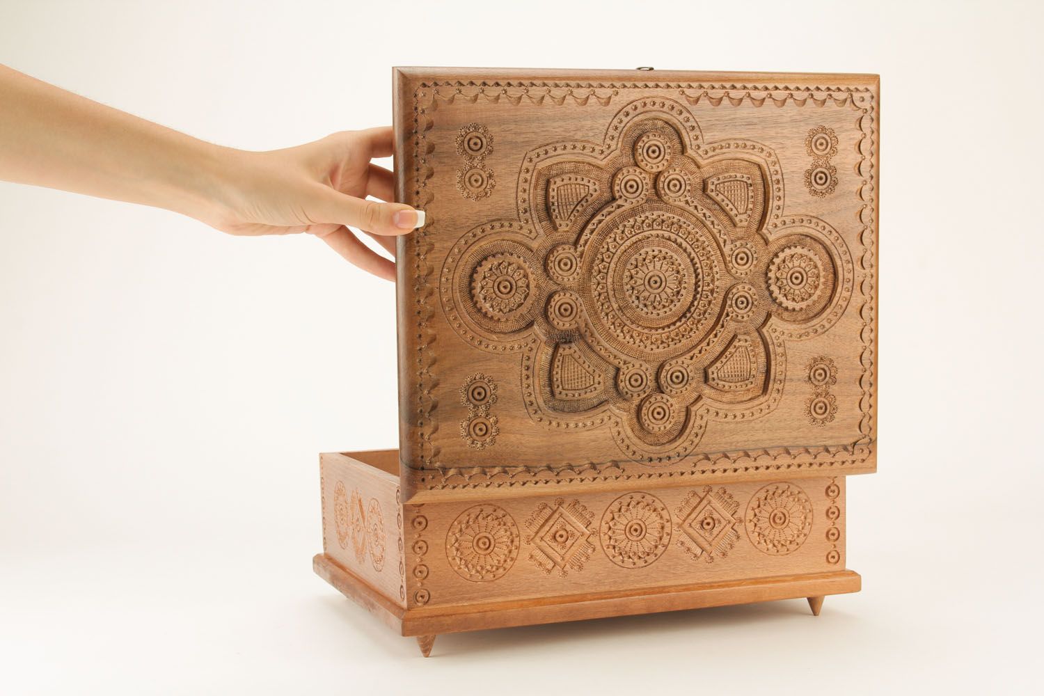 Large carved jewelry box photo 1