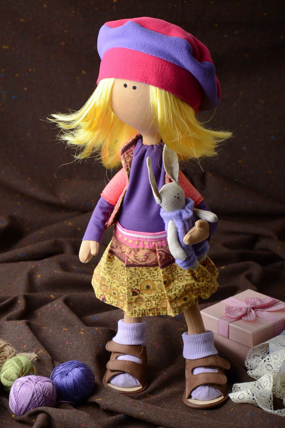 Nette exklusive Interieur Puppe handmade aus Textil Blondine im Hut für kleine Mädchen foto 1