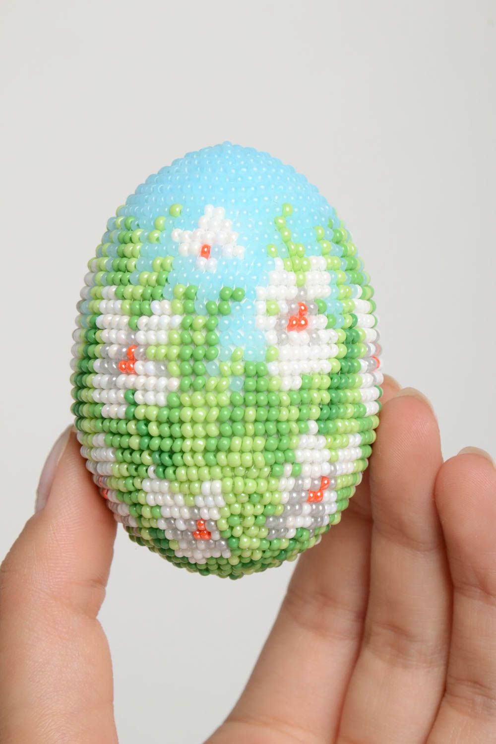 Статуэтка ручной работы яйцо из бисера деревянный сувенир подарок белые цветы фото 5