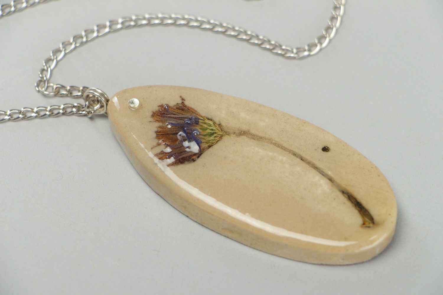 Handmade botanical neck pendant with real flower coated with epoxy photo 2