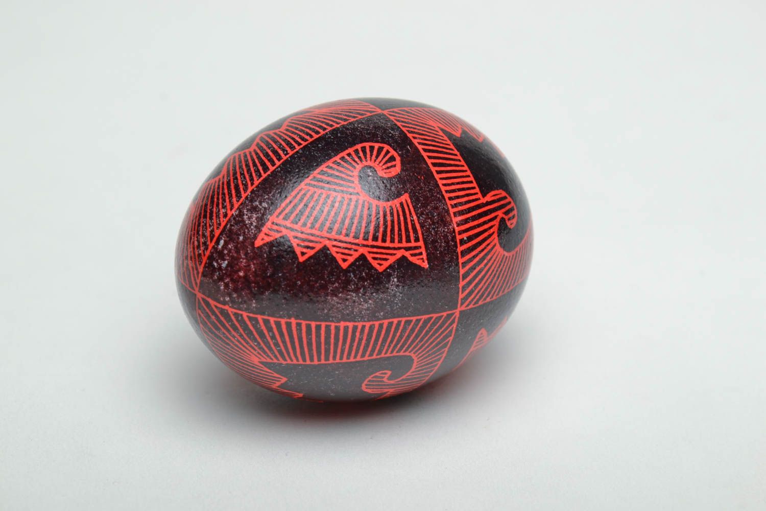 Пасхальное яйцо ручной работы черное с красным  фото 4