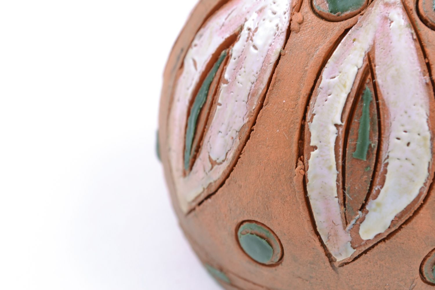 Petite cloche terre cuite brune à motif peinte de couleurs acryliques faite main photo 4