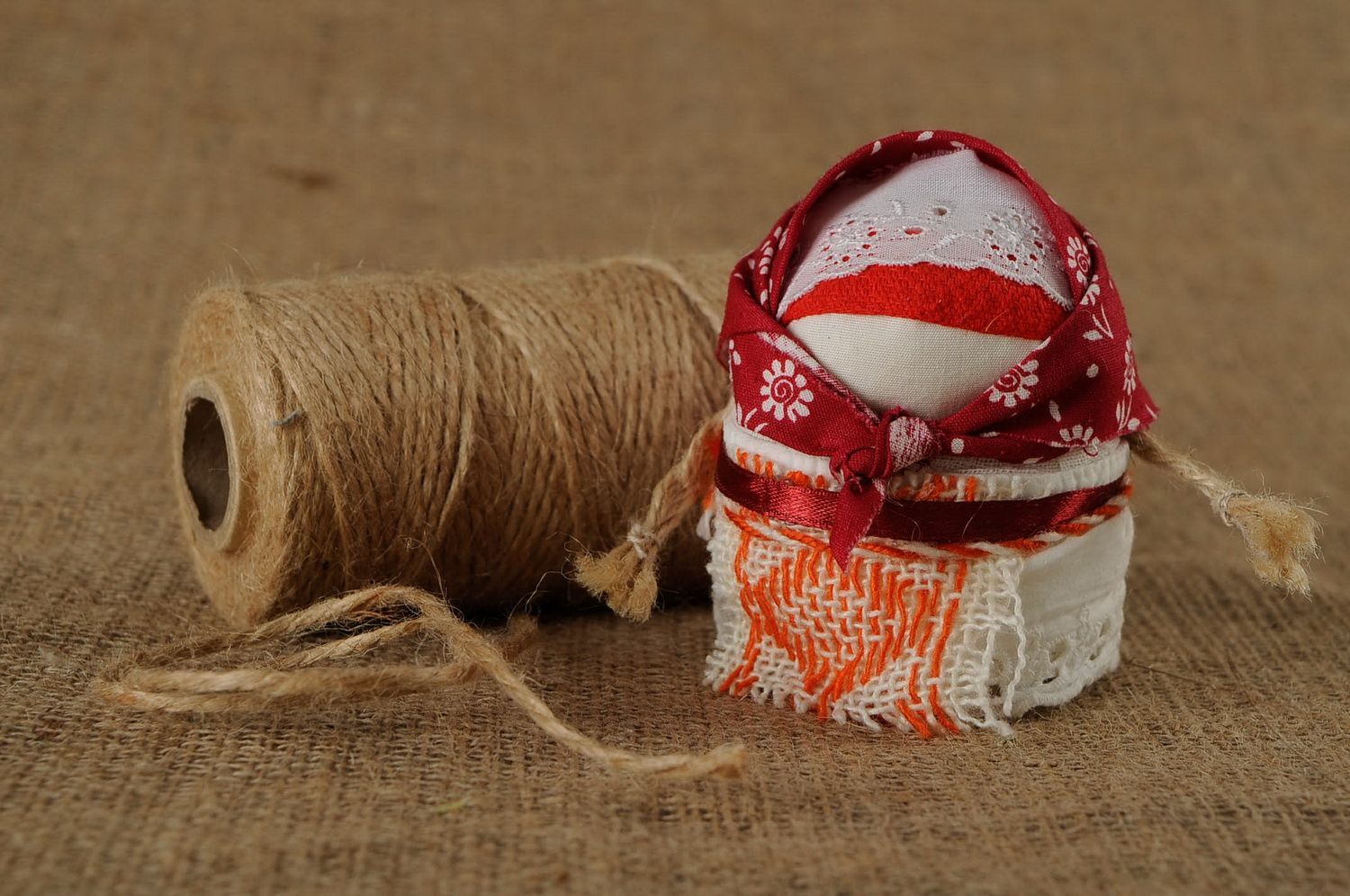 Bambola slava di stoffa fatta a mano amuleto talismano giocattolo etnico
 foto 1
