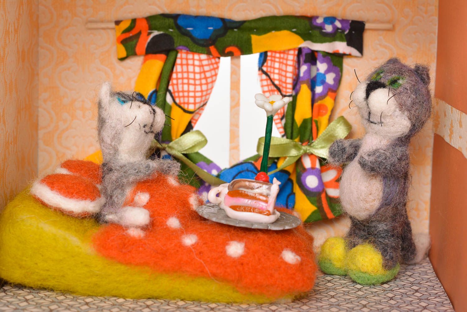 Figurines chats faites main Peluches miniatures Déco maison laine feutrée photo 1