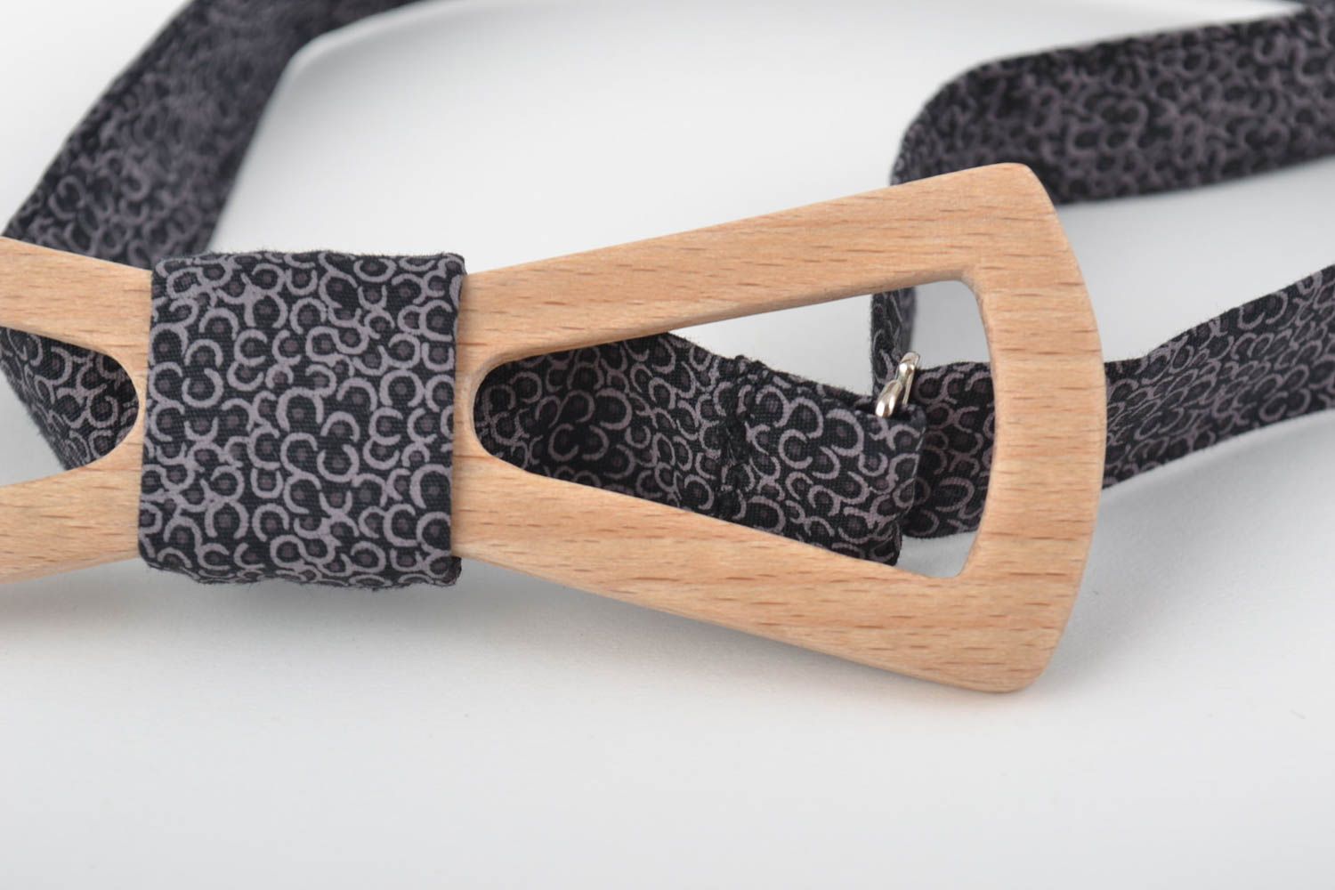 Деревянный галстук-бабочка с тканевым ремешком ручной работы стильный темный фото 2