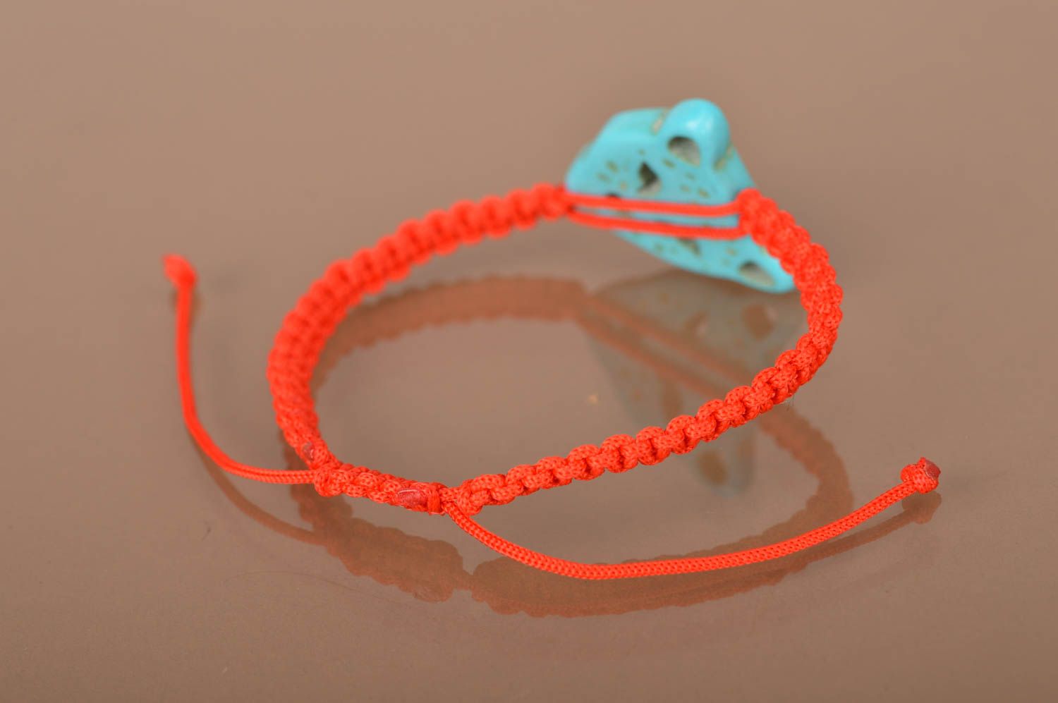 Bracelet rouge fin tressé en fil ciré fait main avec tête de panthère bleue photo 4