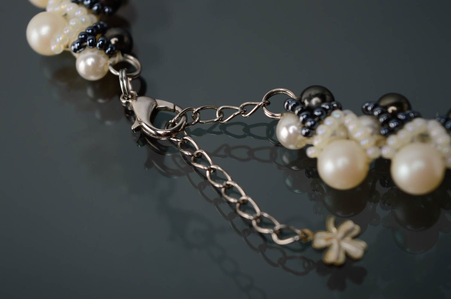 Beaded necklace with artificial pearls photo 5