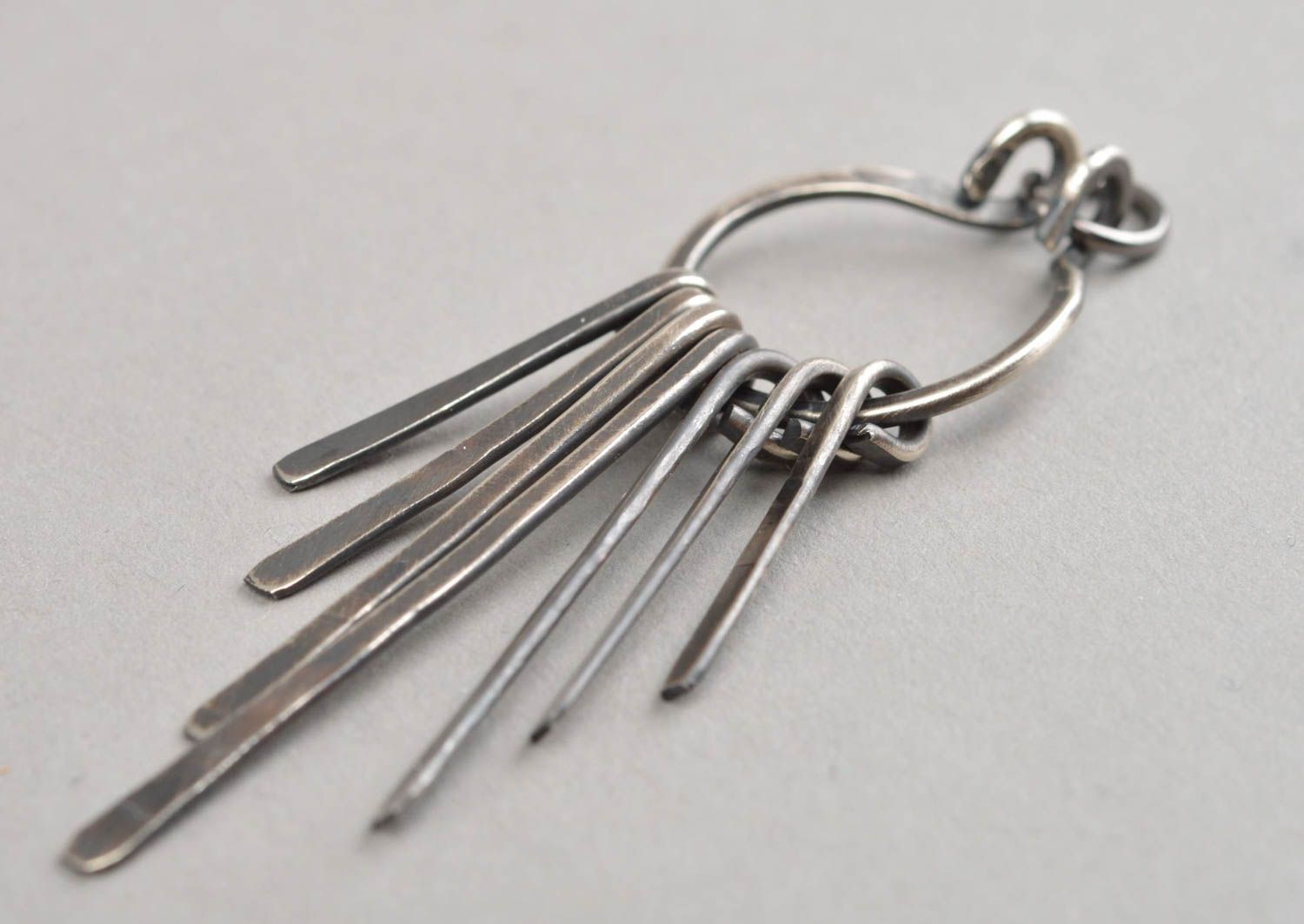 Handgemachter Schlüsselanhänger aus Metall künstlerisch originell schön für Mann foto 3
