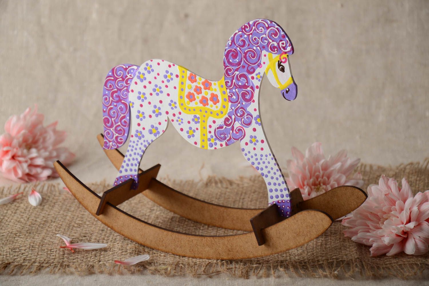 Spielzeug Pferd Schaukel aus Holz mit Acrylfarben bemalt gepunktet handmade foto 1