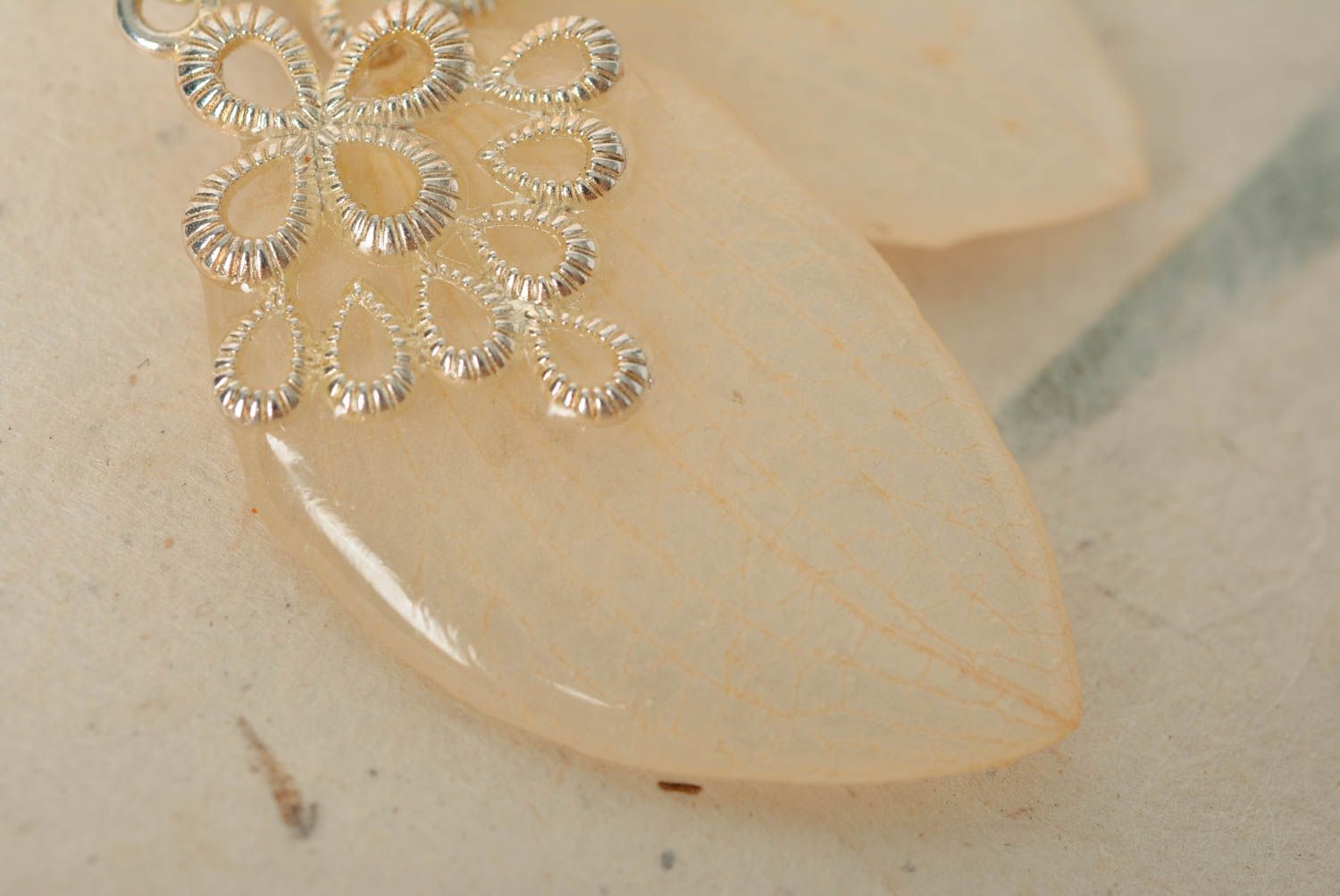 Lange beige Ohrringe mit Blumen im Epoxidharz Designer Accessoire handgemacht foto 3