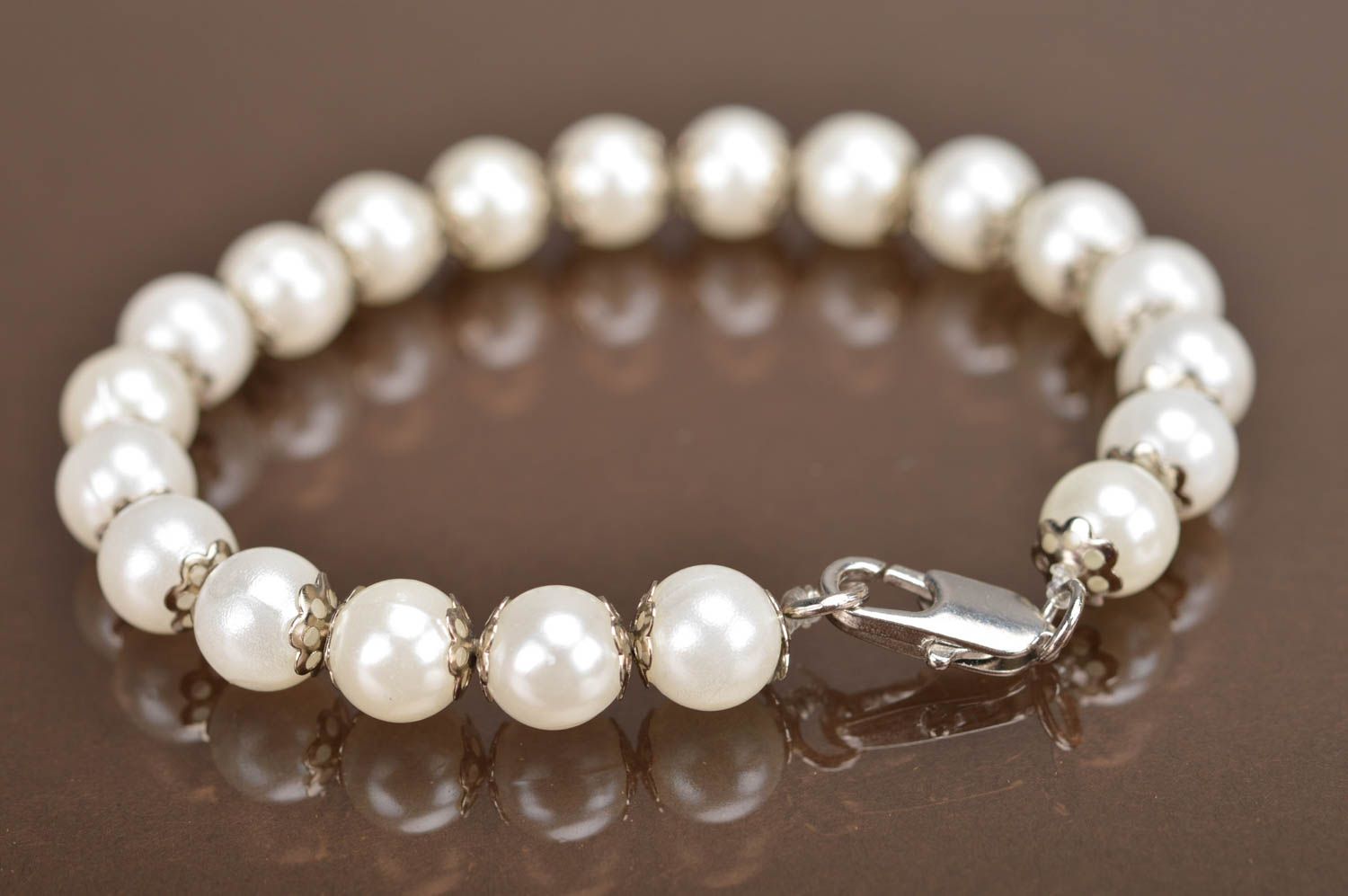 Pulsera de perlas simple artesanal con divisiones de un hilo original bonita foto 5