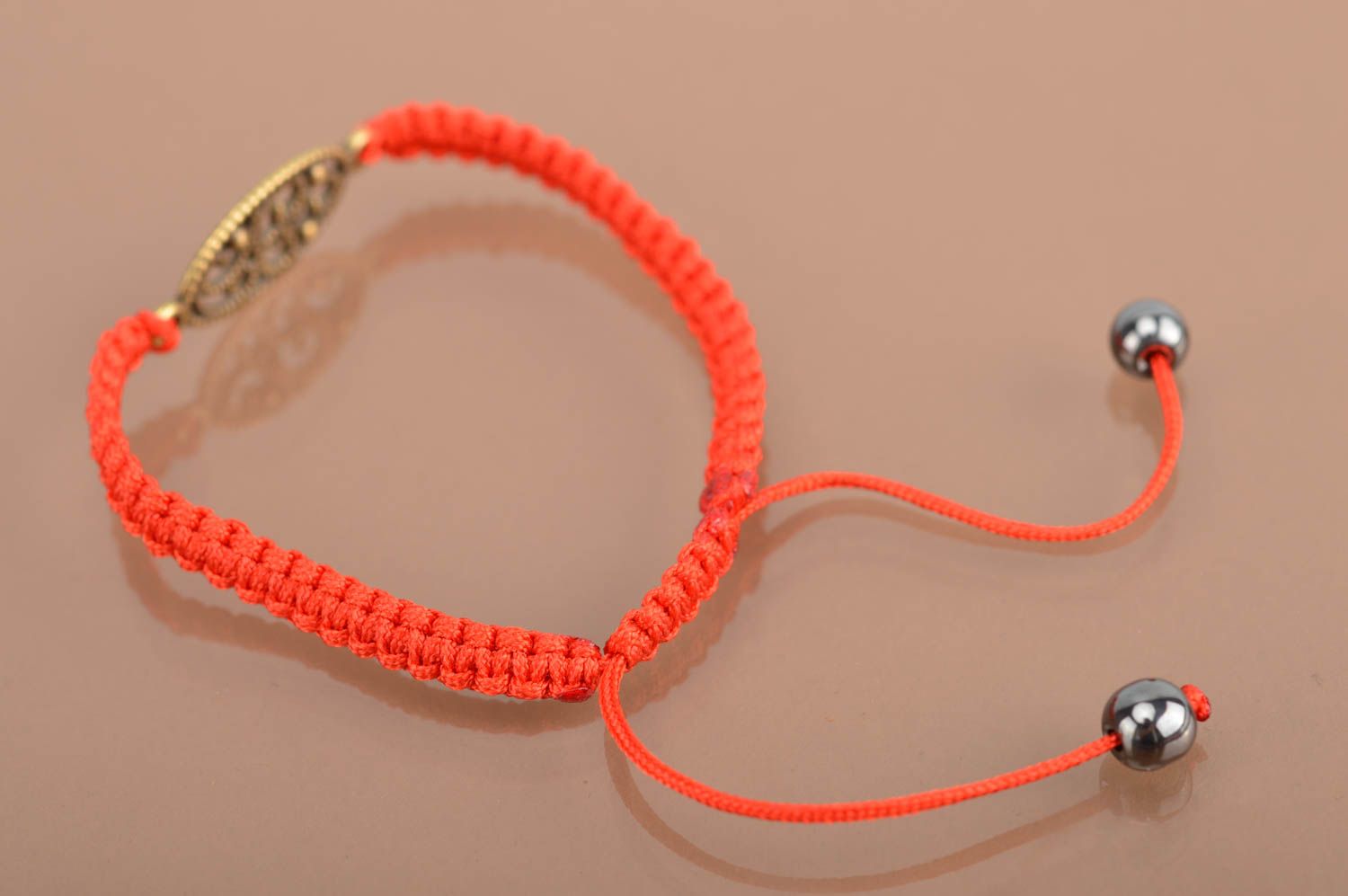 Красный плетеный браслет на руку с регулируемым размером ручной работы фото 5
