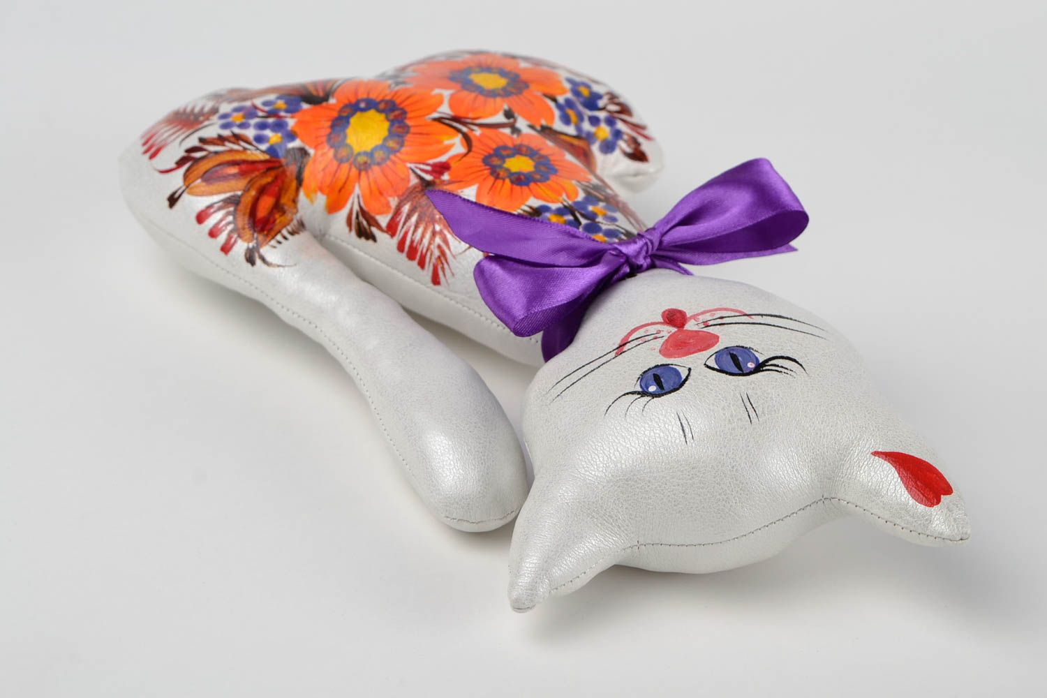 Игрушка кошка тряпичная игрушка ручной работы подарок для ребенка белая фото 5
