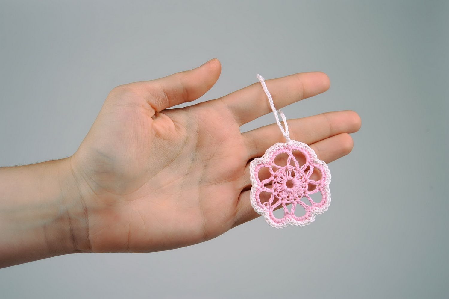 Brinquedo de Natal artesanal Floco de nevecor de rosa em croché foto 1