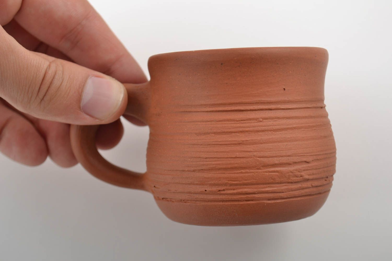 Глиняная чашка коричневая небольшая для кофе ручной работы объемом 150 мл фото 2