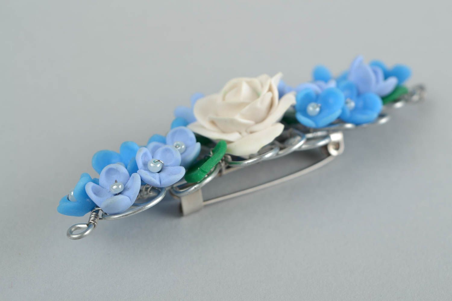 Künstlerische Blumen Brosche aus Polymer Ton Flieder und Rose weiß blau handmade foto 5