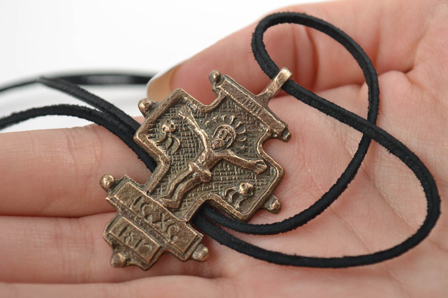 Большой крест из бронзы нательный литой ручной работы на черном шнурке фото 2