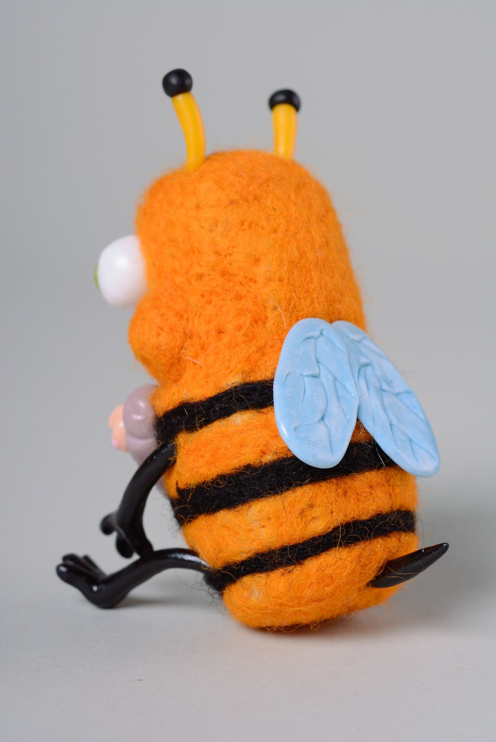 Шерстяная миниатюрная валяная игрушка Пчела фото 3