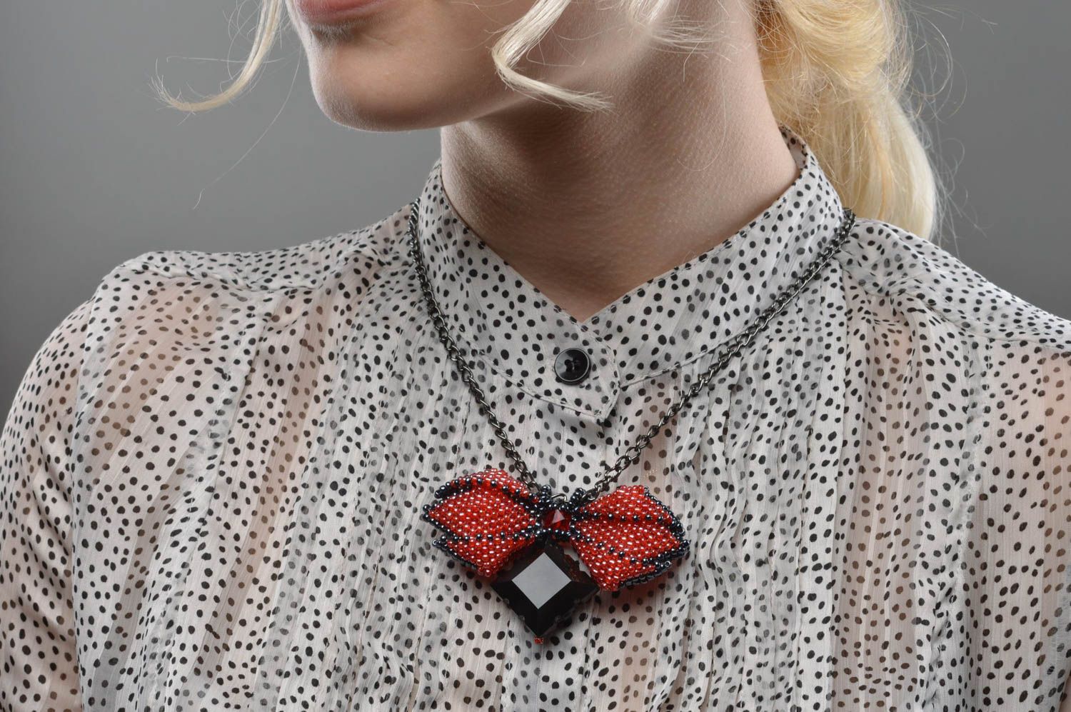 Broche papillon avec chaîne pendentif en perles de rocaille rouge noir fait main photo 5