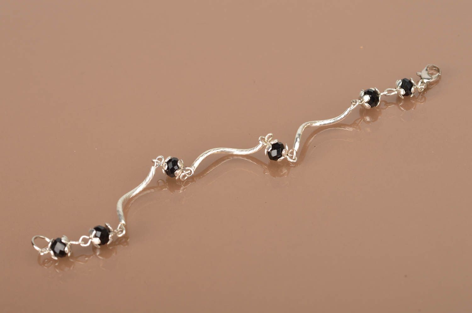 Bracelet fin en métal léger original fait main Six perles noires de cristal  photo 5