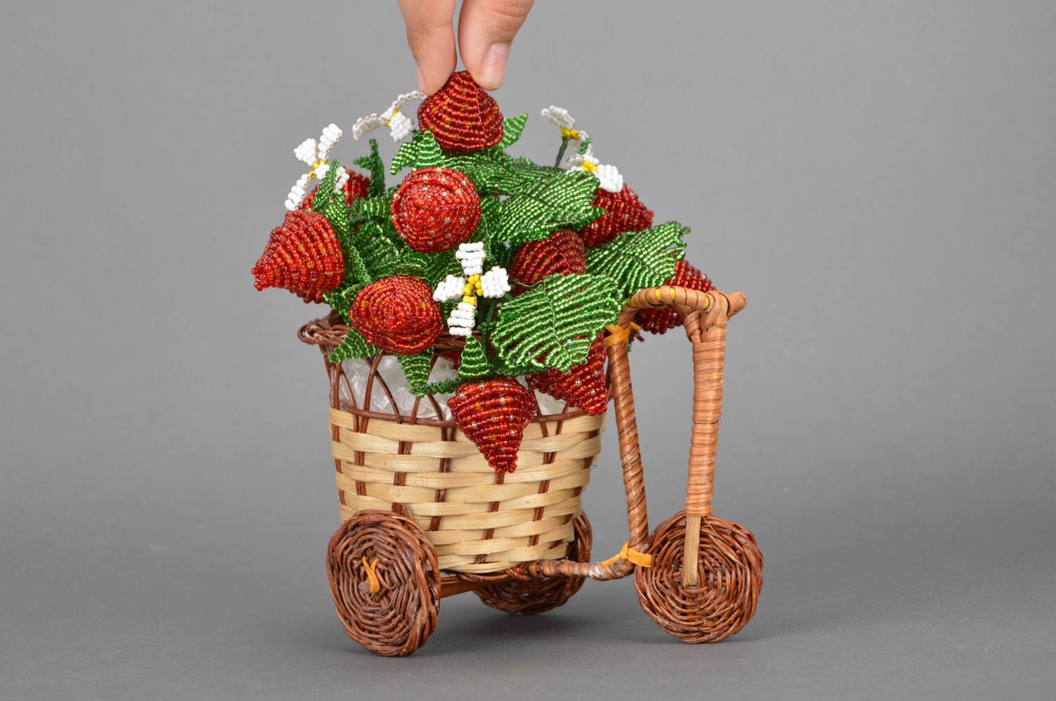 Элементы декора из соломки и бисера велосипед с корзинкой клубники ручной роботы фото 3