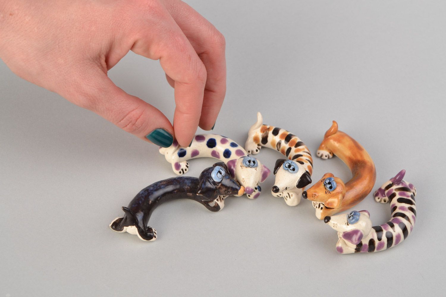 Ensemble de figurines teckels multicolores en argile fait main 5 pièces photo 2