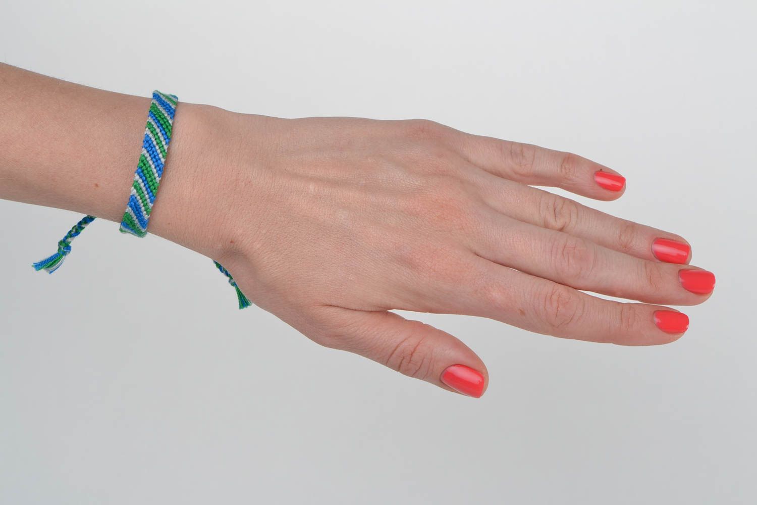 Bracelet à motif tressé en fils technique de macramé fait main multicolore photo 2