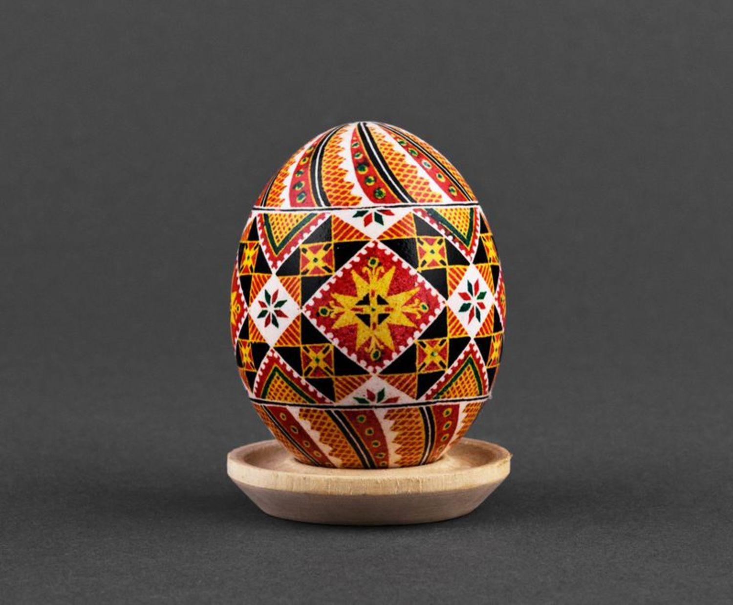 Huevo de Pascua hecho a mano con ornamento elemento decorativo souvenir original foto 2