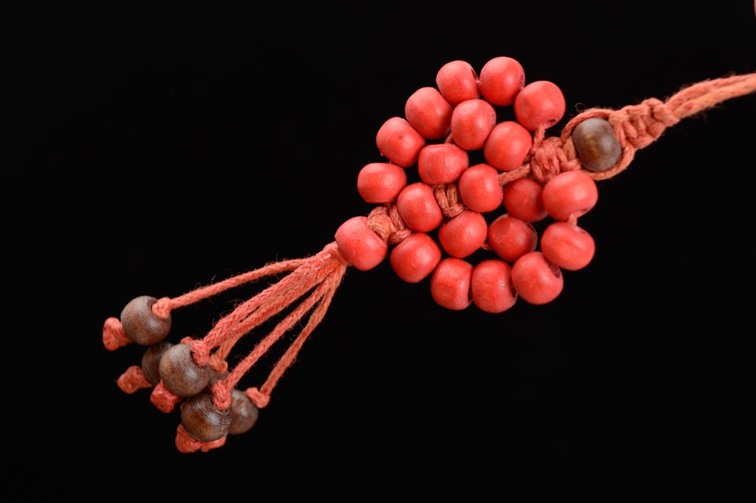 Porte-clefs en macramé rouge tressé original avec perles en bois fait main photo 5