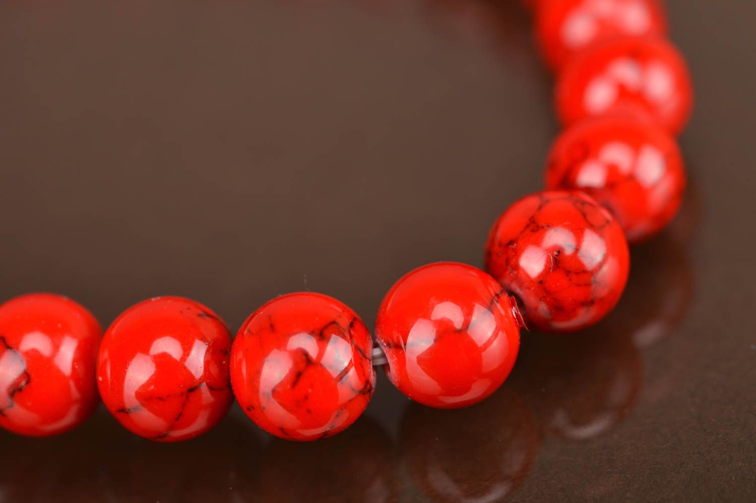 Bracelet de perles rouges fantaisie et élastique fait main stylé original photo 3