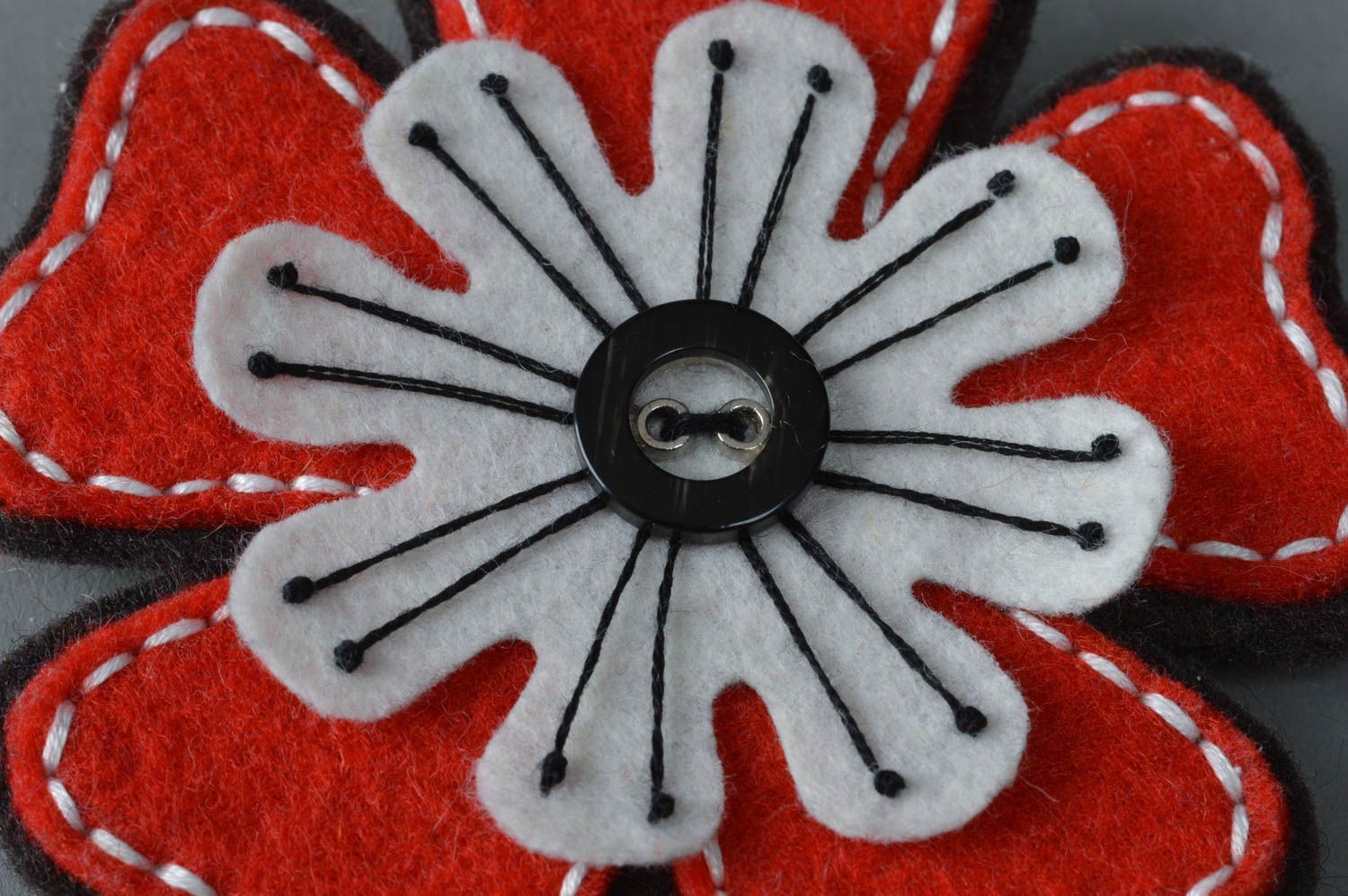 Broche de fieltro rojo con flor blanca y negra grande artesanal foto 1