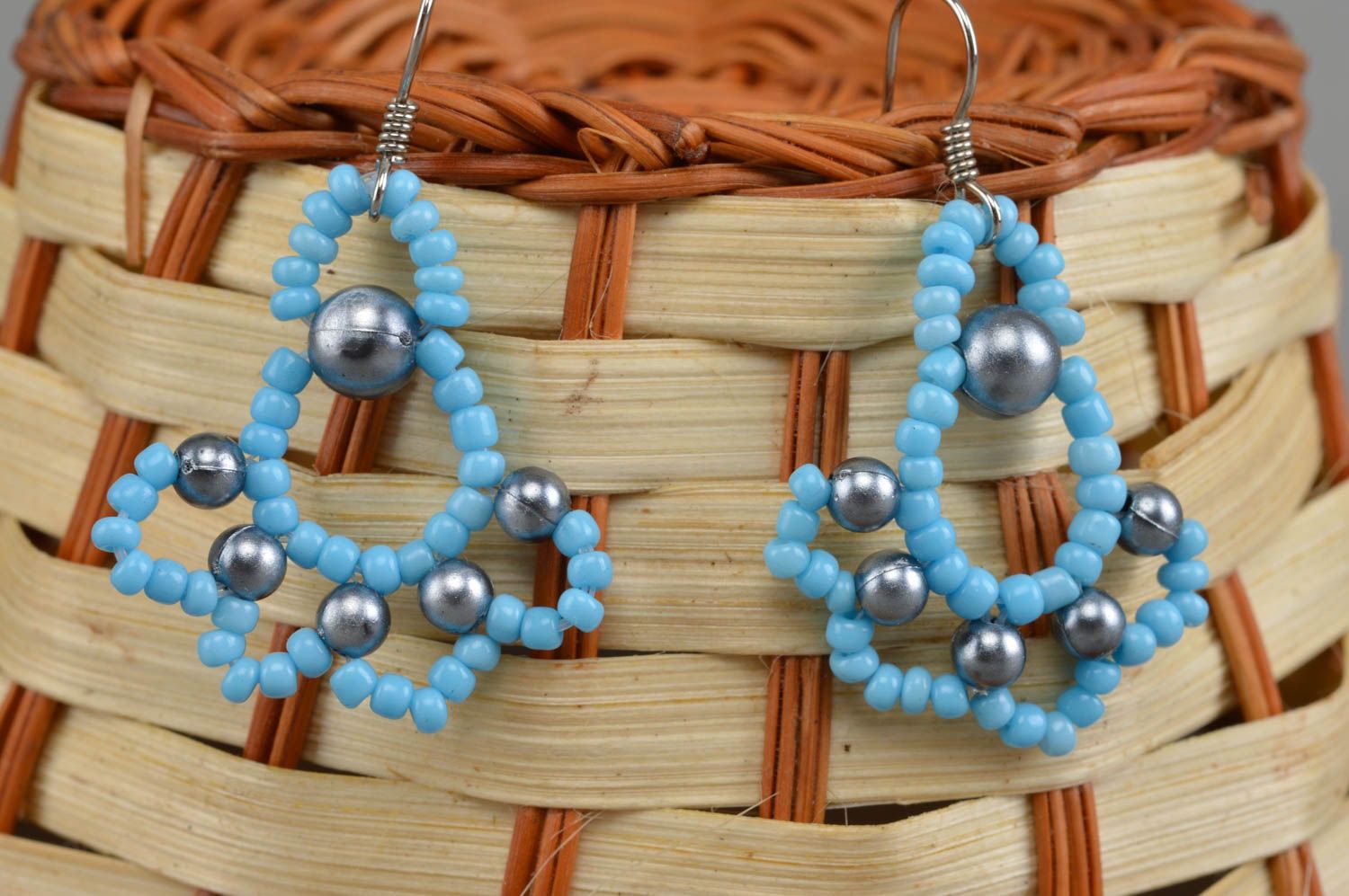 Blaue schöne einfache handmade Ohrringe aus Glasperlen mit Metallfurnitur foto 1
