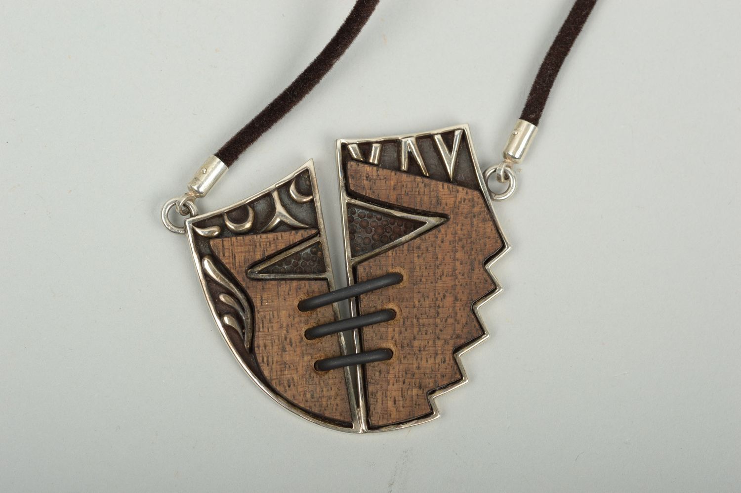 Кулон ручной работы украшение на шею с металлом аксессуар из дерева на шнурке фото 1