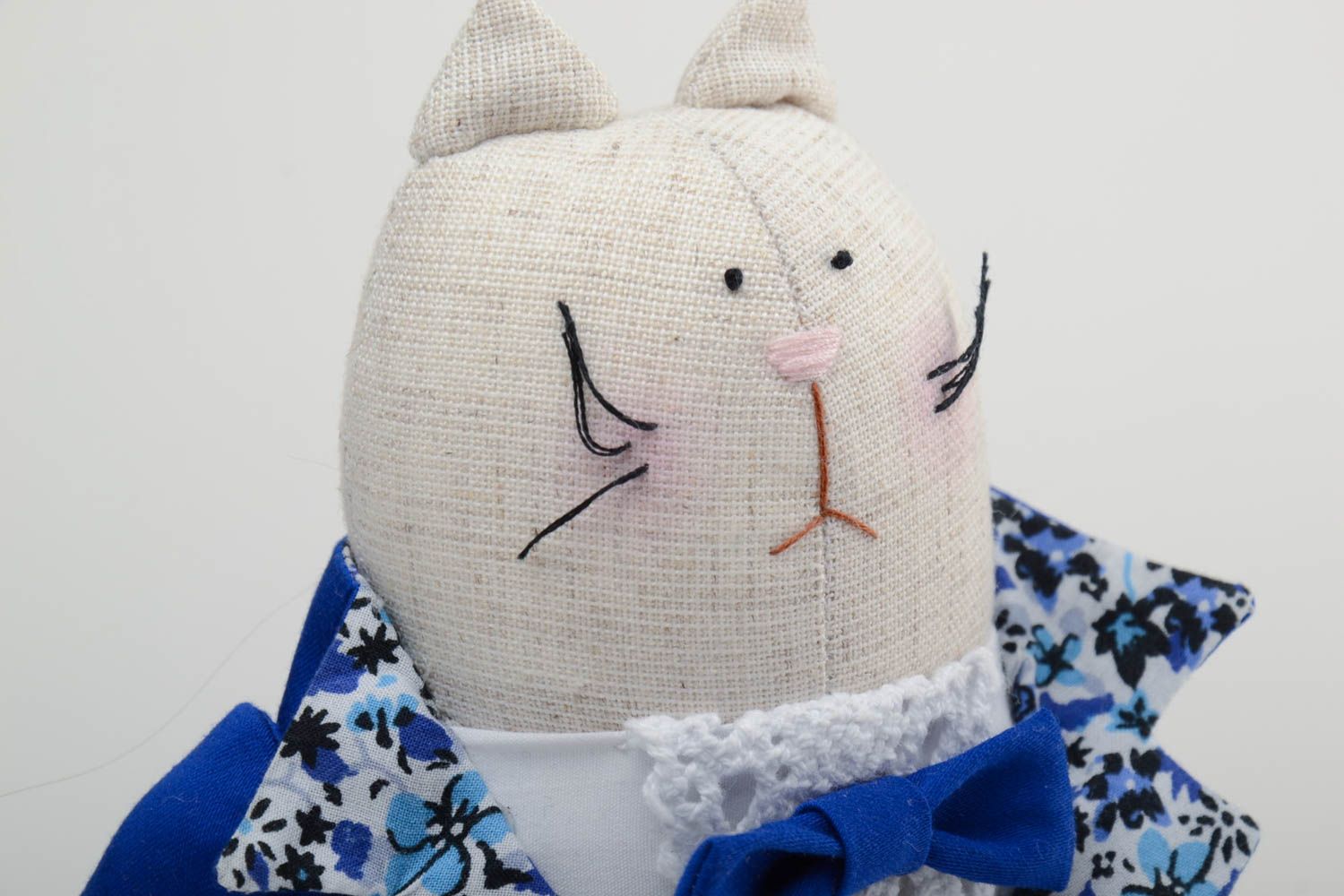 Beau jouet mou fait main en forme de chat en costume réalisé en lin et coton photo 3