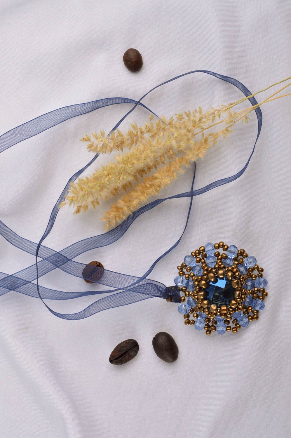 Pendentif rond bleu Bijou fait main perles de rocaille original Cadeau femme photo 1