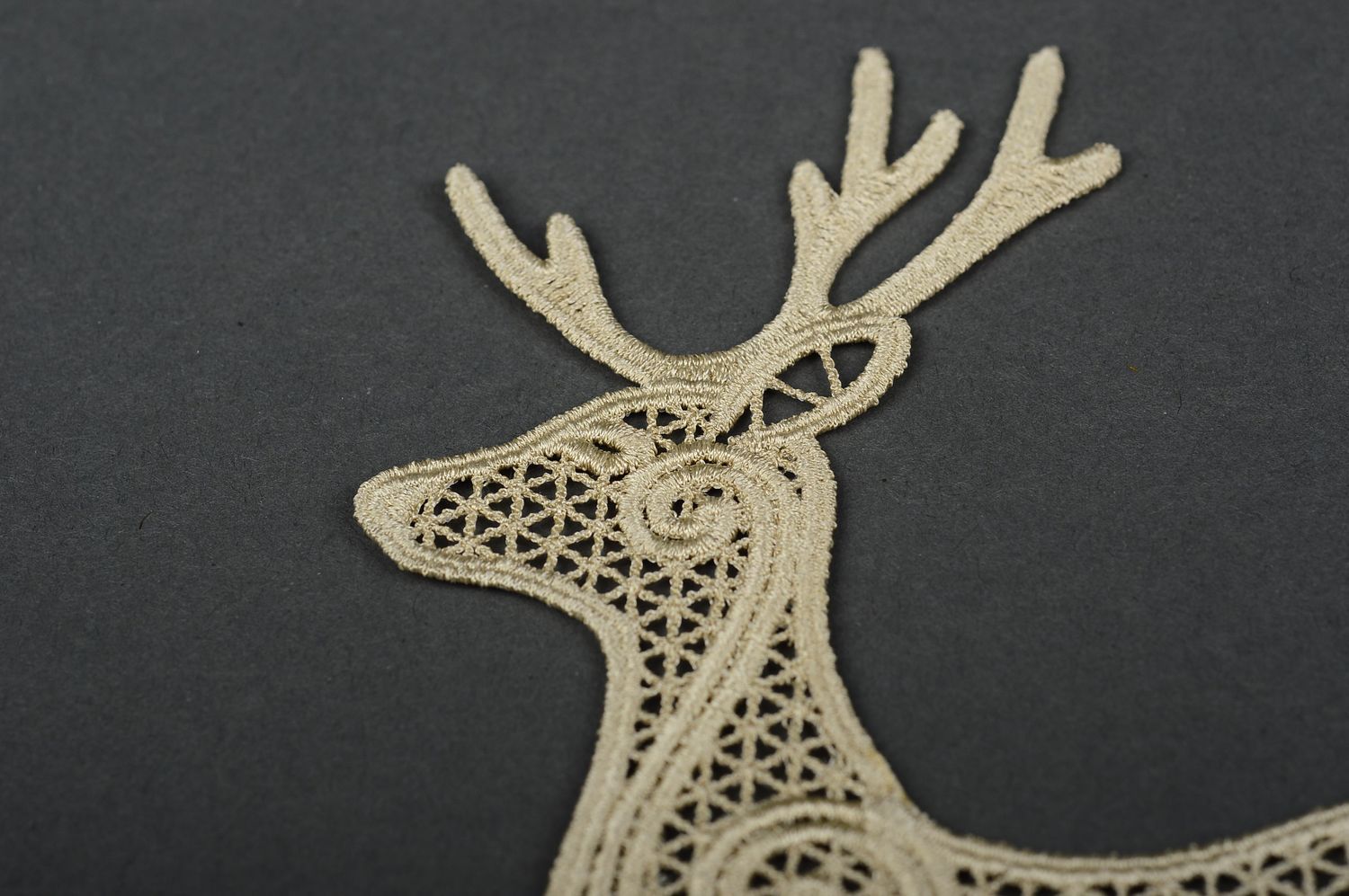 Игрушка на елку handmade декор для дома новогоднее украшение олень из кружева фото 5