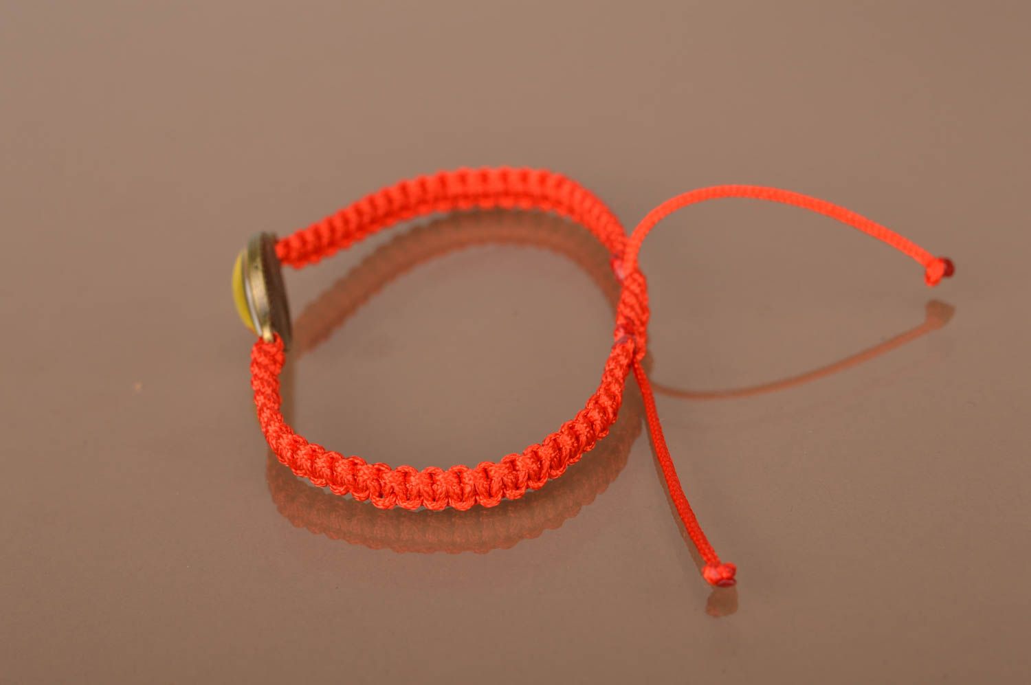 Браслет из вощеного шнурка красный плетеный с металлической вставкой хэнд мэйд фото 4