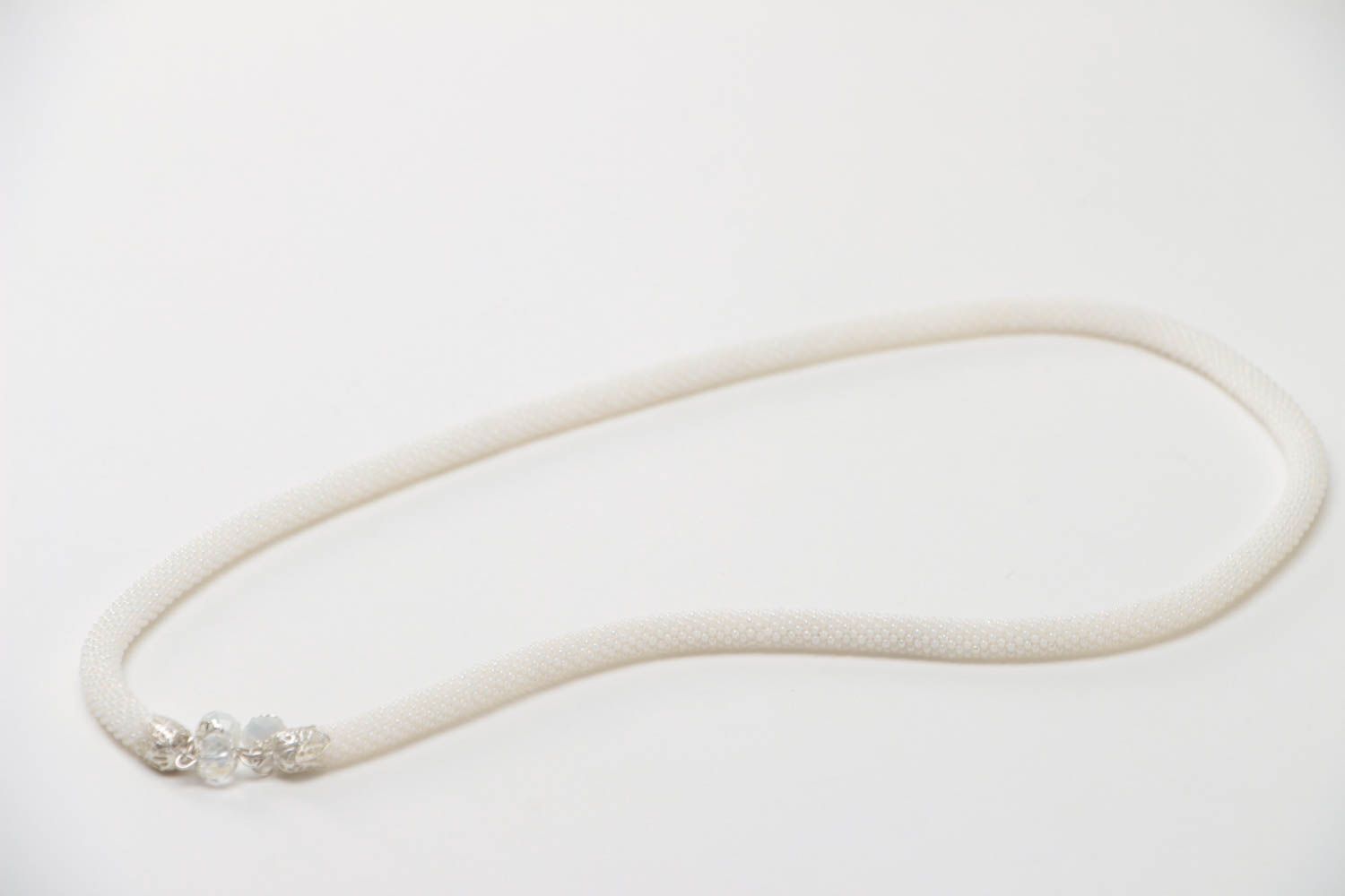 Schönes elegantes weißes dünnes handgemachtes Litze Collier aus Glasperlen foto 3